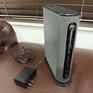 MOTOROLA MG7315 (8x4) Cable Modem + N450 WiFi Router Combo